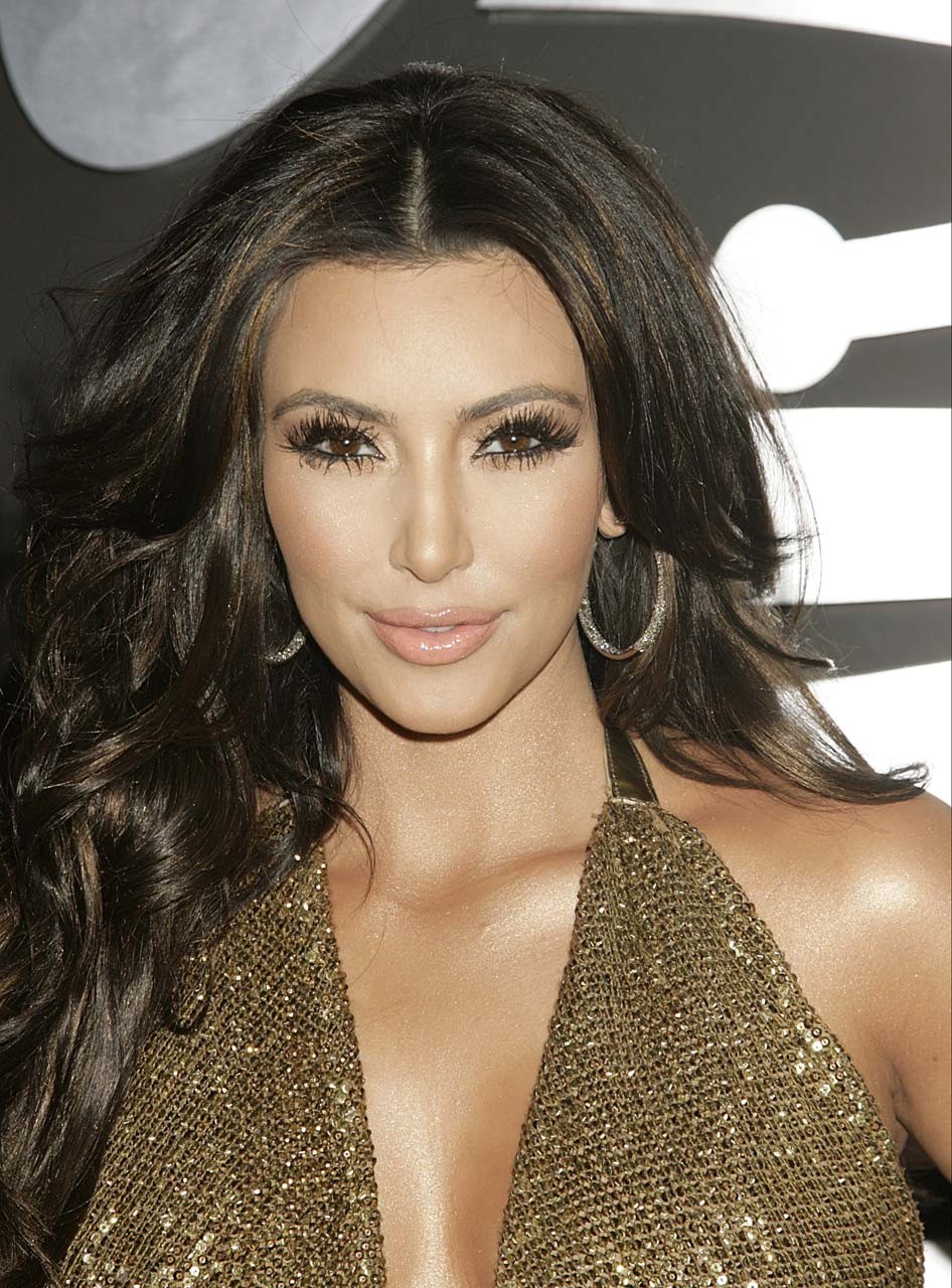Kim Kardashian entblößt sexy Körper und heißen Arsch im Abendkleid
 #75317807