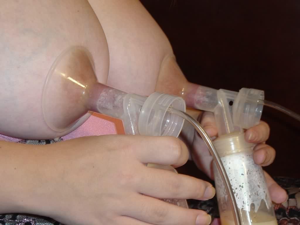 Laktierende Babe melkt Titten mit Brustpumpen
 #76486673