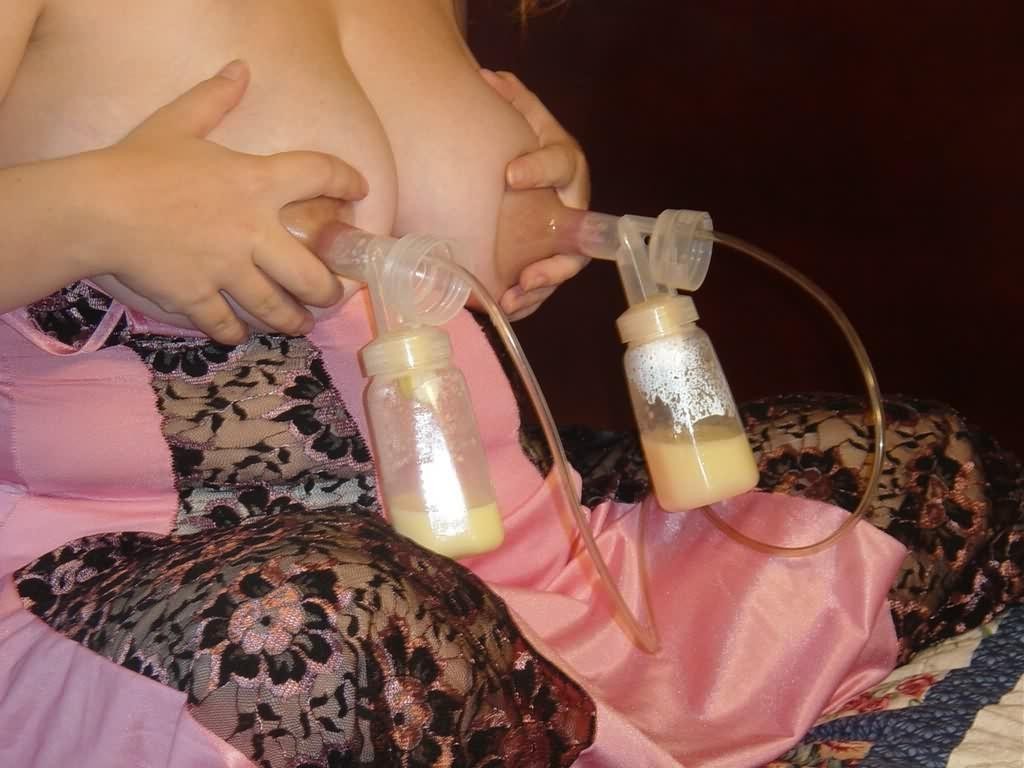 Beauté allaitante qui trait ses seins avec un tire-lait
 #76486703