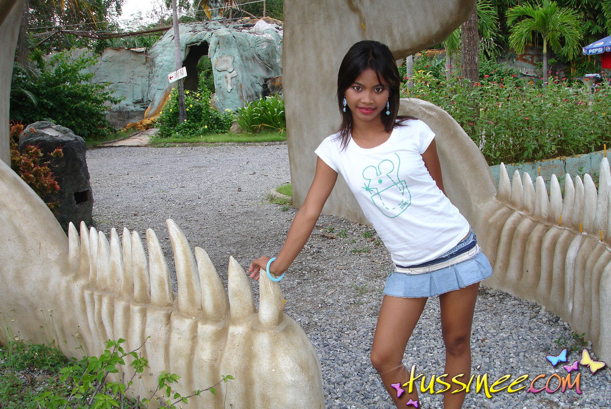 Tussinee asiatica teenager che fa un po' di flashing pubblico in un parco di dinosauri
 #69963890