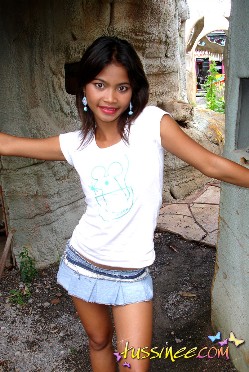 Tussinee joven asiática haciendo algunos flashing público en un parque de dinosaurios
 #69963916