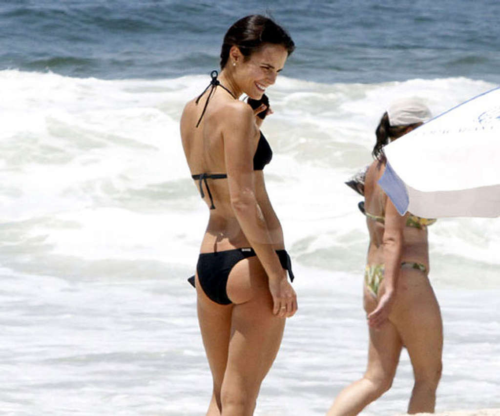Jordana brewster che espone il corpo sexy e il culo caldo in bikini nero sulla spiaggia
 #75327629