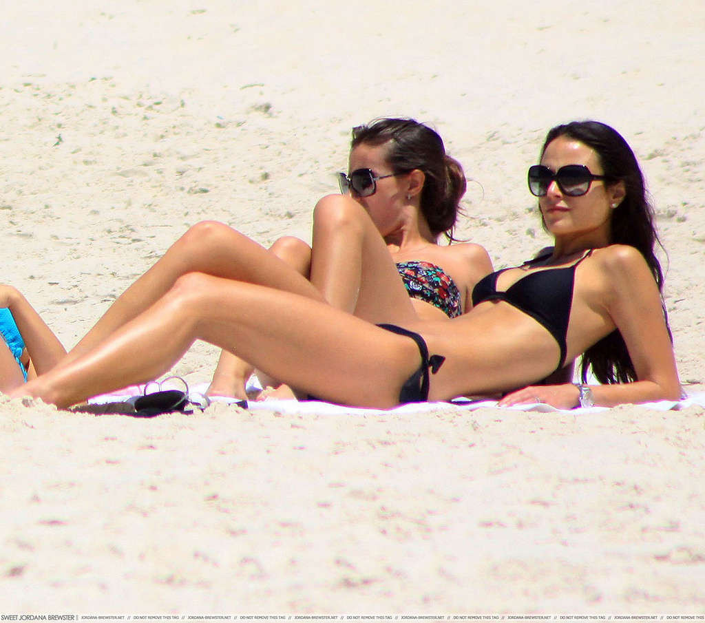 Jordana brewster exposant son corps sexy et son cul chaud en bikini noir sur la plage
 #75327645