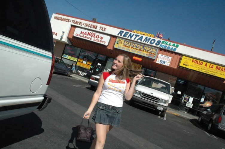 Rubia caliente con curvas se folla a una enorme polla negra
 #77856184