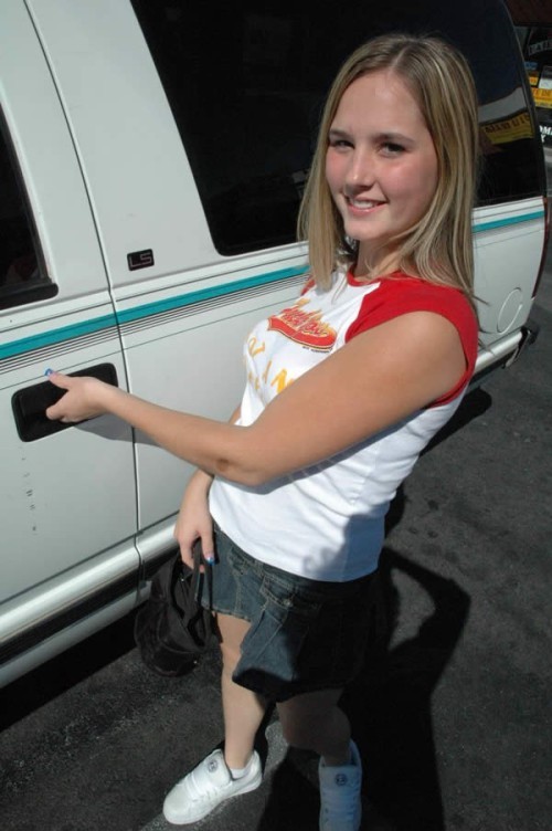 Rubia caliente con curvas se folla a una enorme polla negra
 #77856192