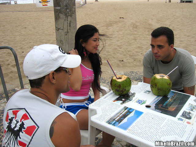 Cattiva ragazza brasiliana con linee di abbronzatura che si fa sbattere sulla spiaggia
 #71601799