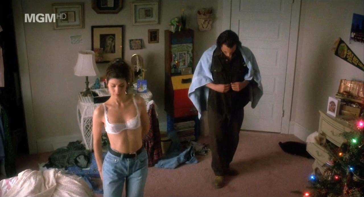 Marisa Tomei exponiendo sus bonitas tetas grandes y su falda en fotos de paparazzi
 #75307682