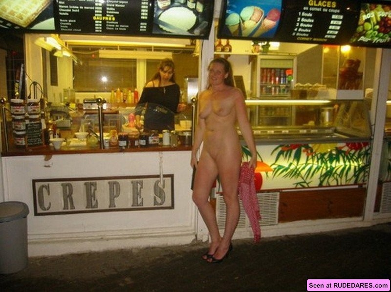 Femmes nues exposées
 #67488343