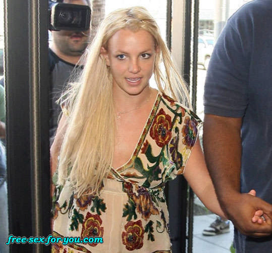 Britney Spears showing her pussy and ass upskirt paparazzi pics #75430269