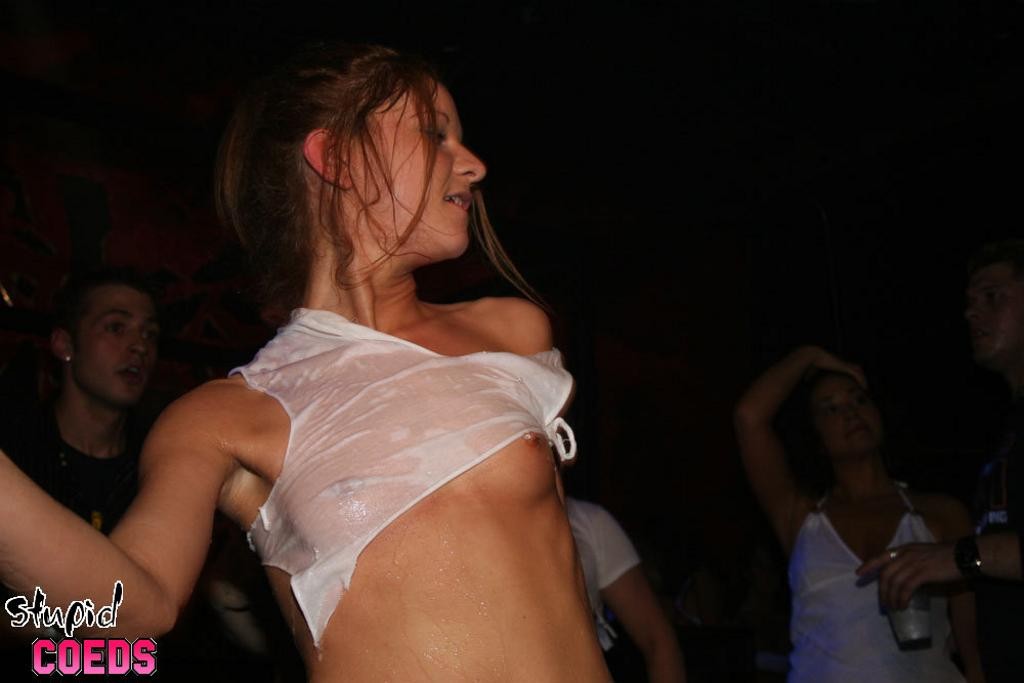 Las universitarias borrachas muestran sus tetas en una salvaje estafa de camisetas mojadas
 #78925568