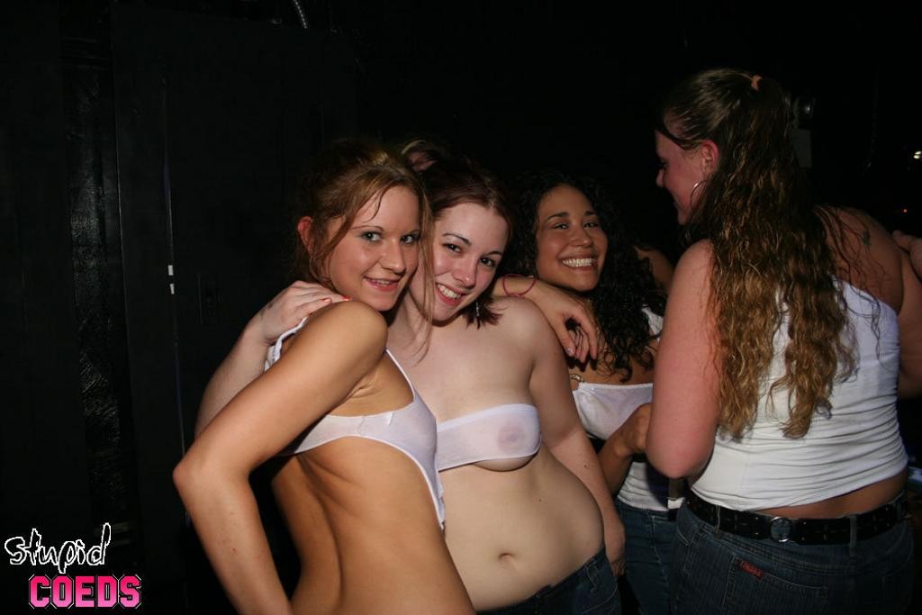 Las universitarias borrachas muestran sus tetas en una salvaje estafa de camisetas mojadas
 #78925615