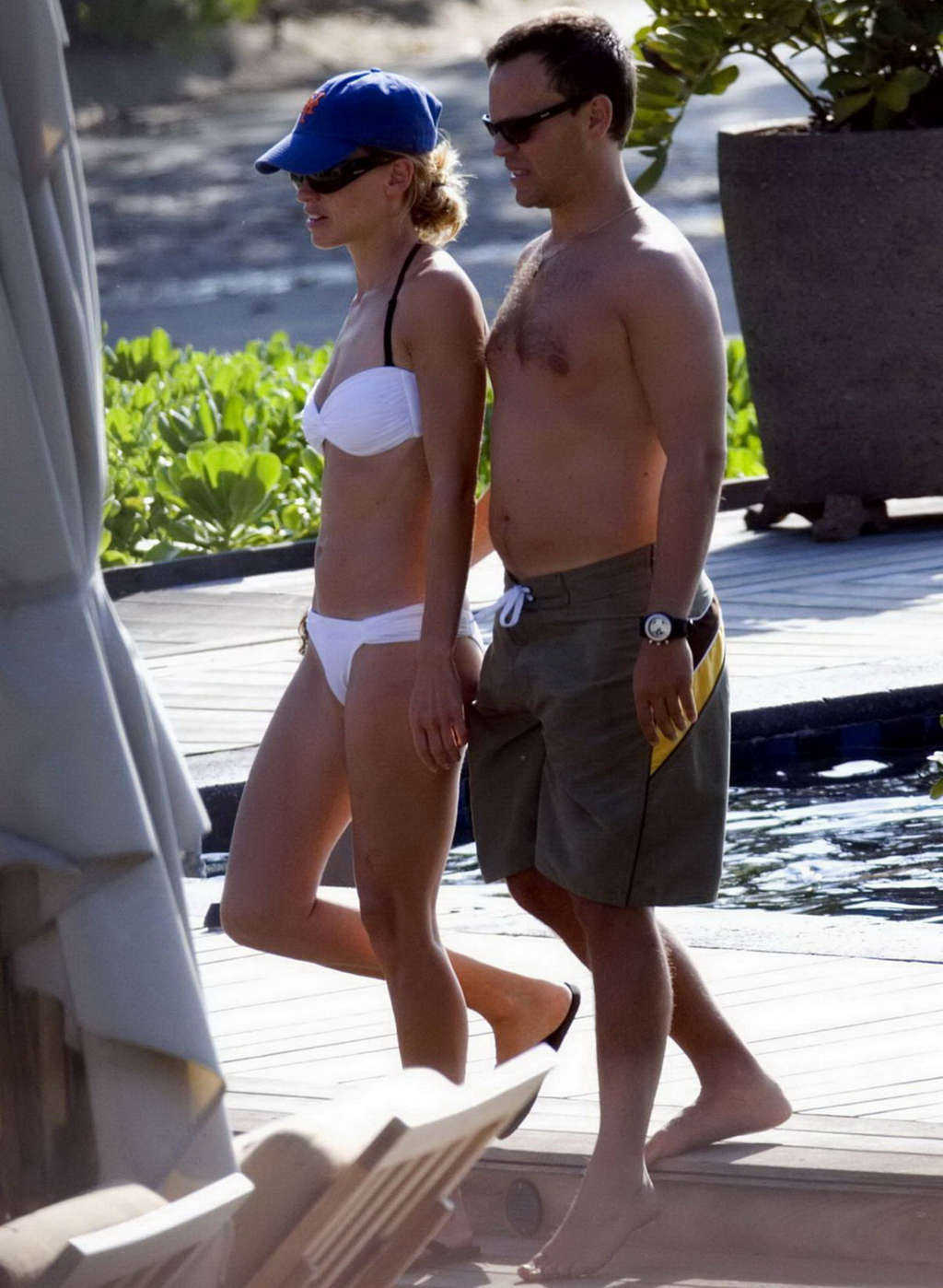 Hilary swank exponiendo su cuerpo sexy en bikini blanco
 #75350005