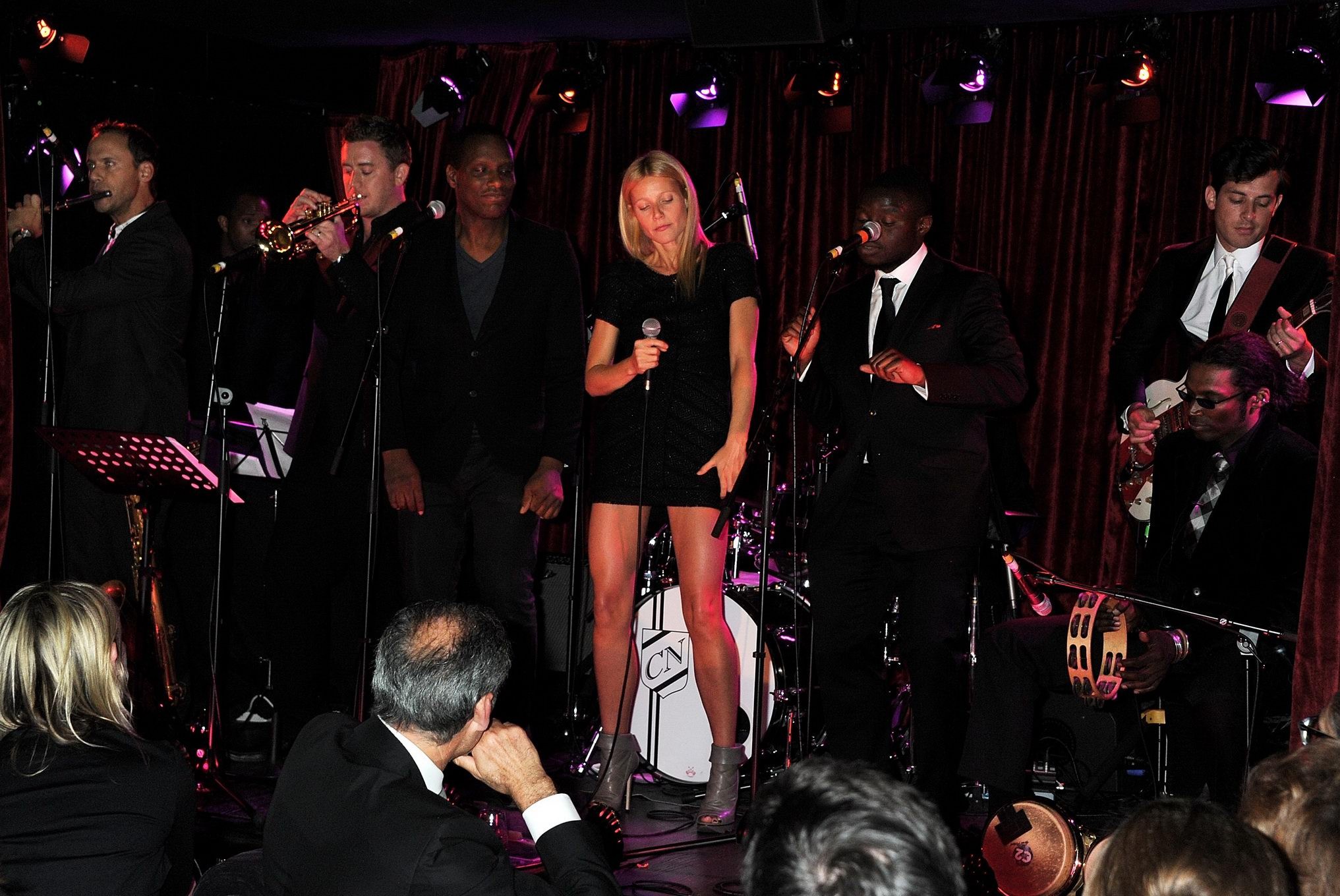 Gwyneth Paltrow en jambes lors d'un concert à l'Arts Club de Londres
 #75286176