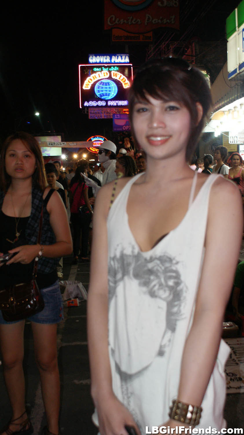 Ragazze ladyboy birichine sorprese a lavorare per le strade della Thailandia
 #77888417