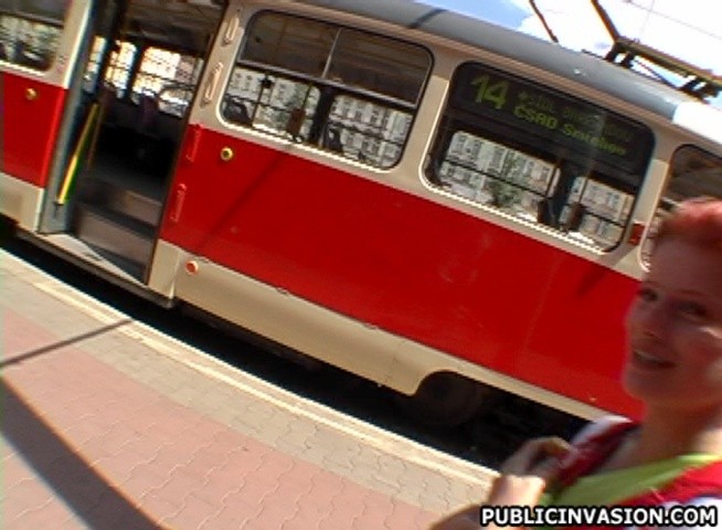 Puta en la parada de autobús de Europa haciendo un rápido 20 dólares
 #78623938