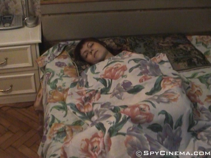 Ragazza nuda che dorme viene furtivamente filmata
 #79354166