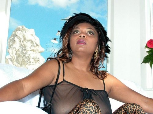 Une femme lesbienne aux gros seins aime le strip-tease et poser sur un canapé.
 #73428704