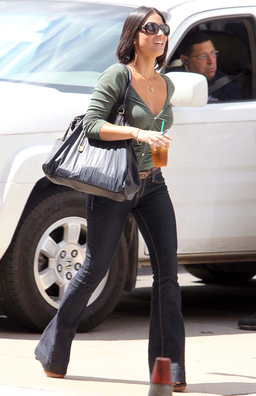 Olivia Munn esponendo cazzo sexy corpo e belle tette mentre cammina sulla strada
 #75293135