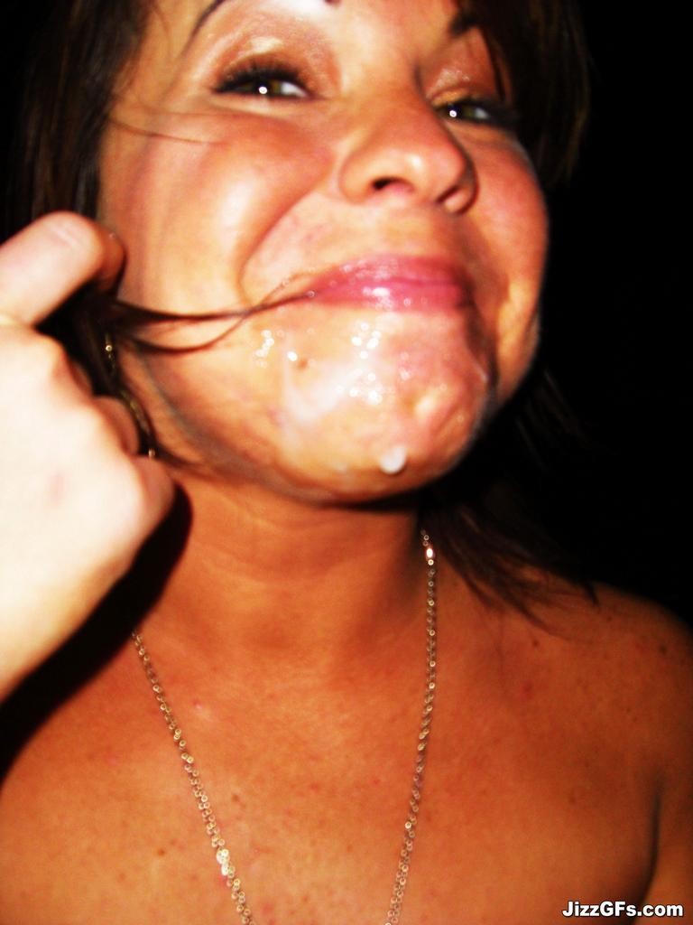 Une femme amateur fait une fellation pour une éjaculation faciale dans un film fait maison.
 #75962702