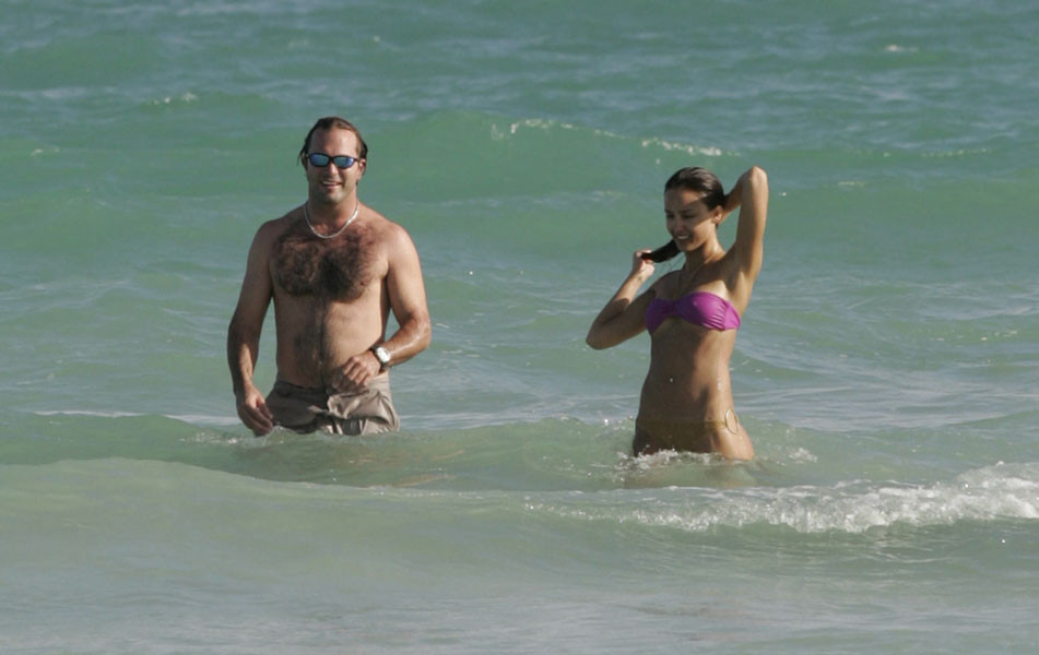 Jessica alba im bikini genießt ein spiel von fußball paparazzi bilder #75441637