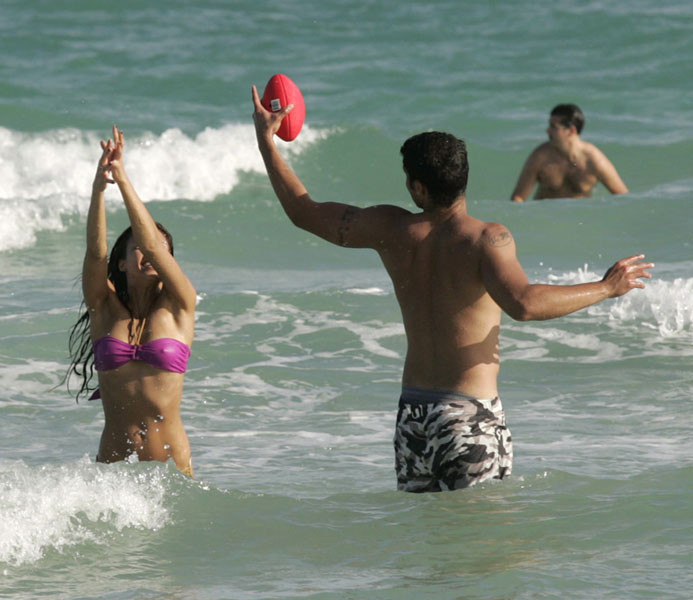 Jessica alba en bikini disfruta de un partido de fútbol paparazzi pics
 #75441739