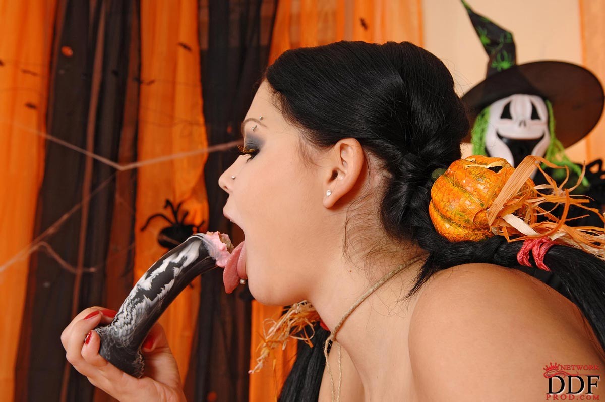 Heißer vollbusiger Pornostar Shione Cooper in einem Halloween-Set
 #71854036