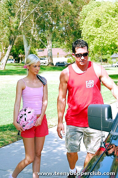 Adorable teeny bopper consiguiendo ese coño chorreante de su follada en la chica de la vaca
 #79412051