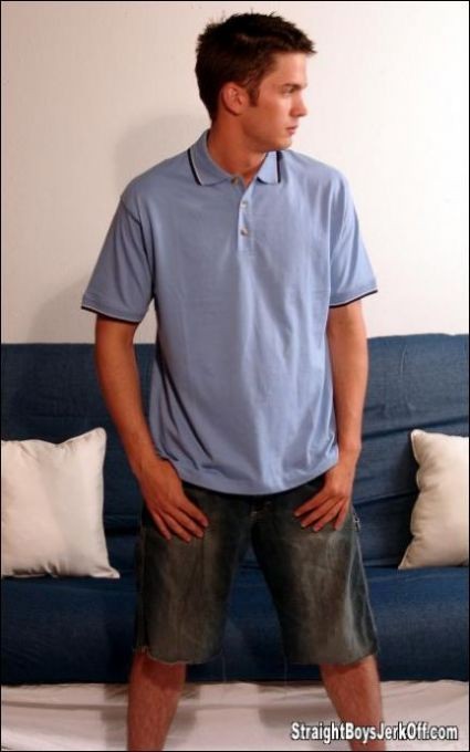 Tío picante posando desnudo después de ducharse
 #76997027