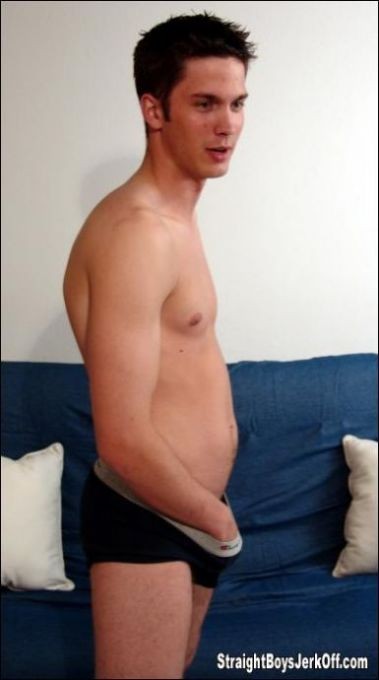 Tío picante posando desnudo después de ducharse
 #76997078