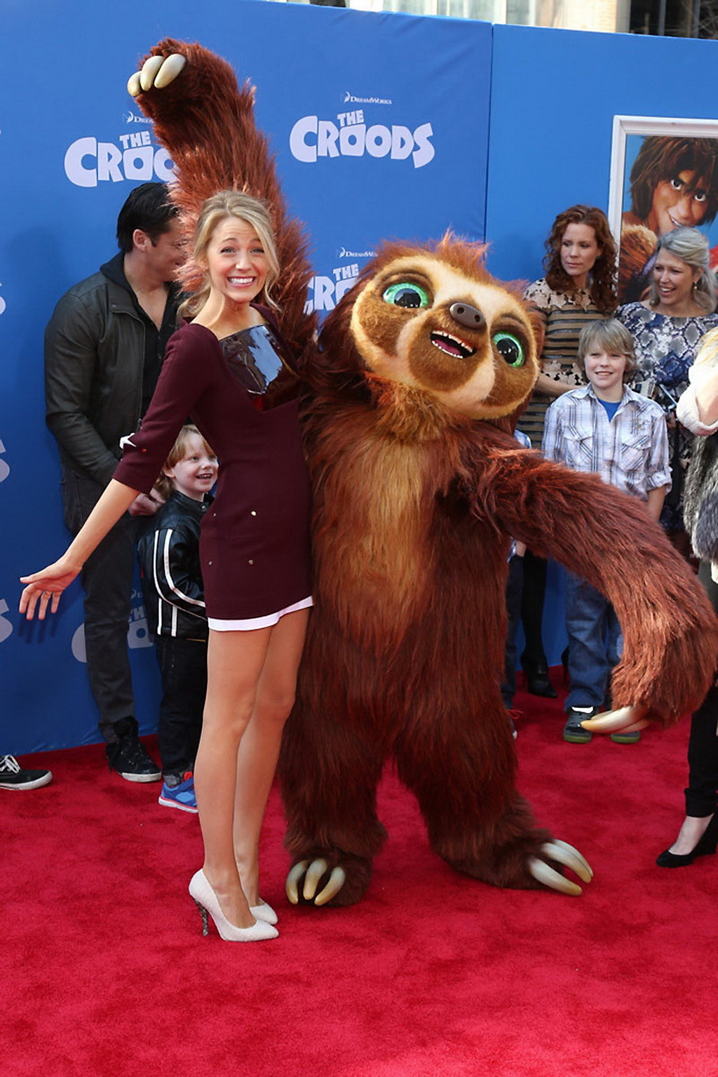 Blake lively leggy indossando un mini abito alla premiere di 'the croods' a nyc
 #75239151