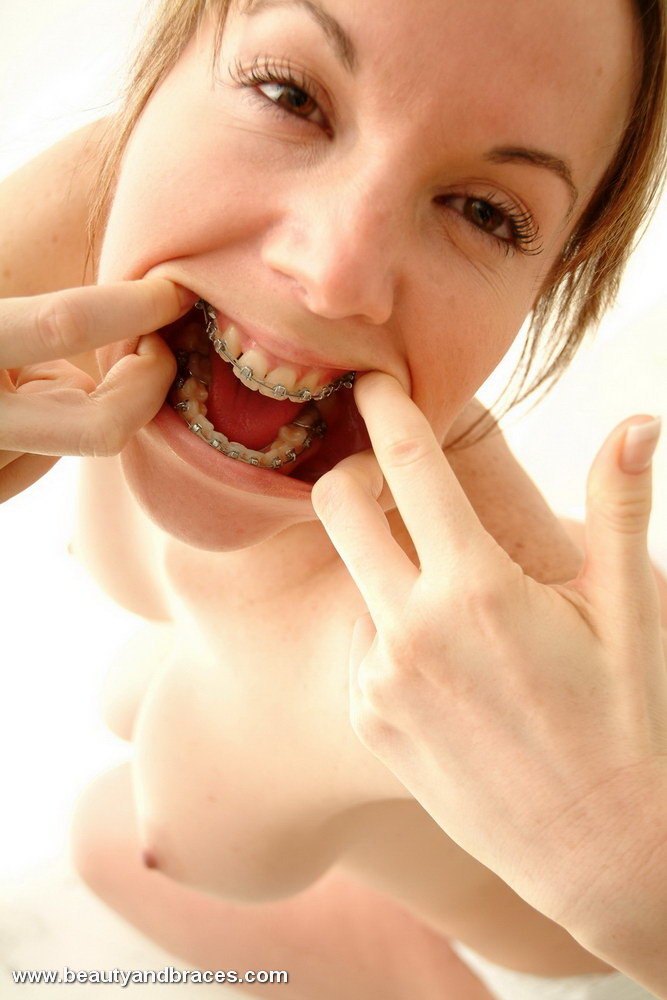 Une jolie petite fille ouvre sa bouche affamée de bite pour montrer son appareil dentaire sexy.
 #74631221
