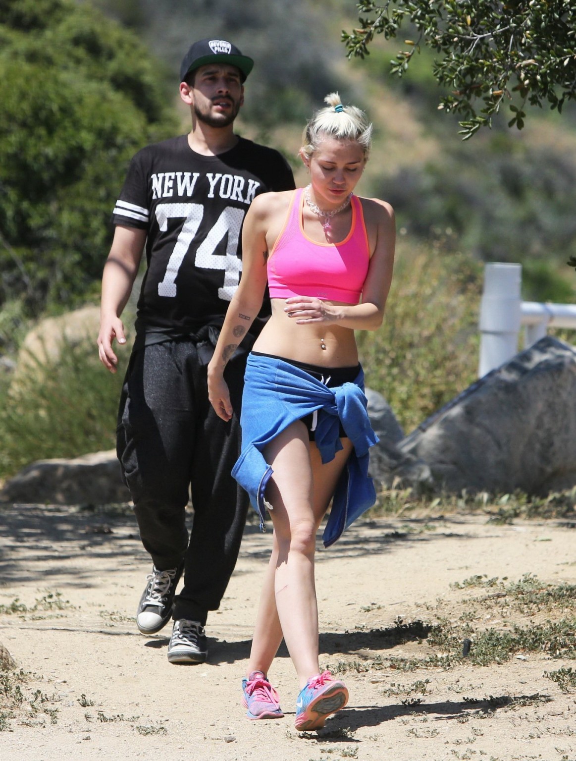 Miley cyrus indossando rosa reggiseno sportivo e pantaloncini fuori per una passeggiata in la
 #75166640