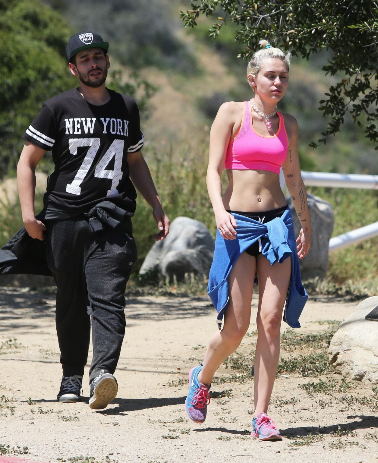 Miley cyrus indossando rosa reggiseno sportivo e pantaloncini fuori per una passeggiata in la
 #75166650