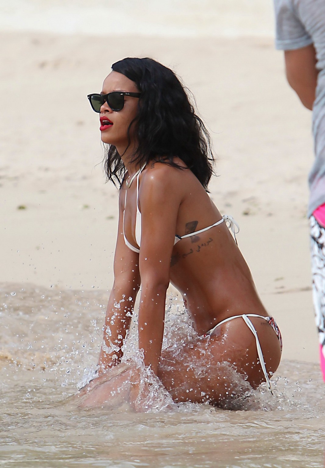 Rihanna trägt einen winzigen bunten String-Bikini am Strand von Barbados
 #75213791