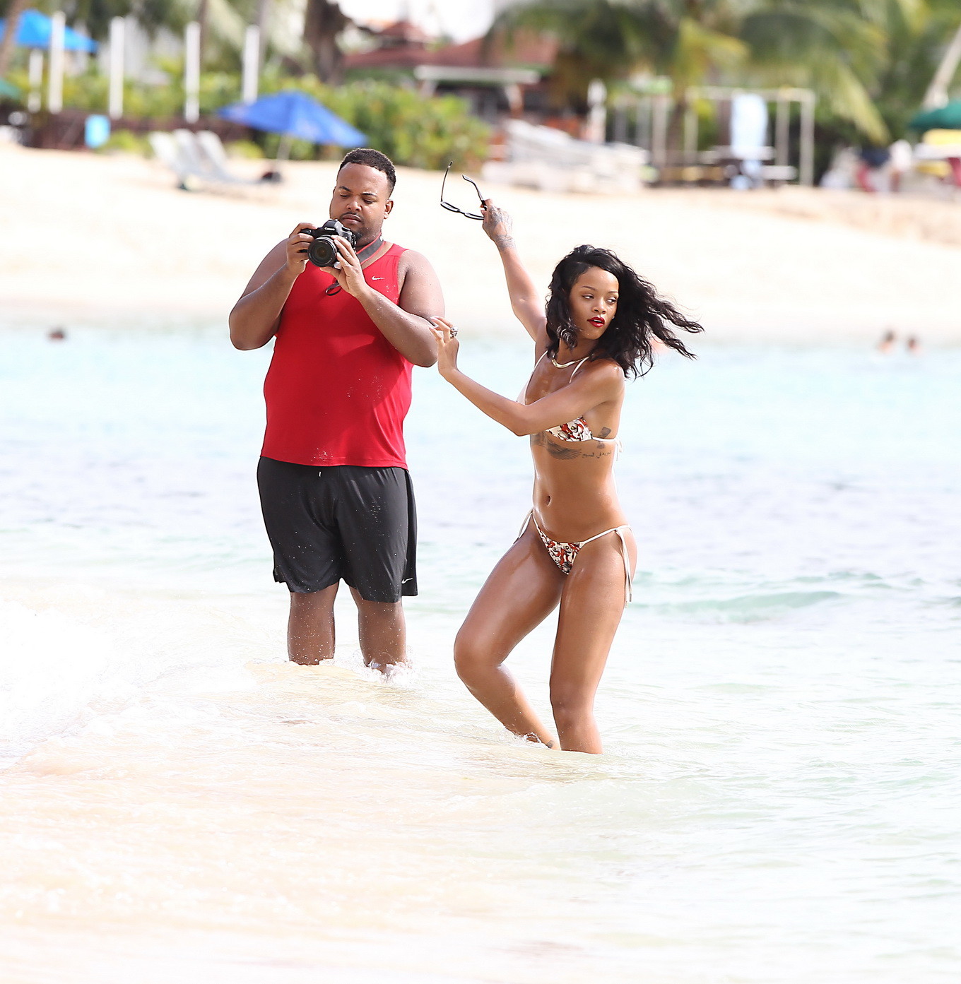 Rihanna trägt einen winzigen bunten String-Bikini am Strand von Barbados
 #75213811