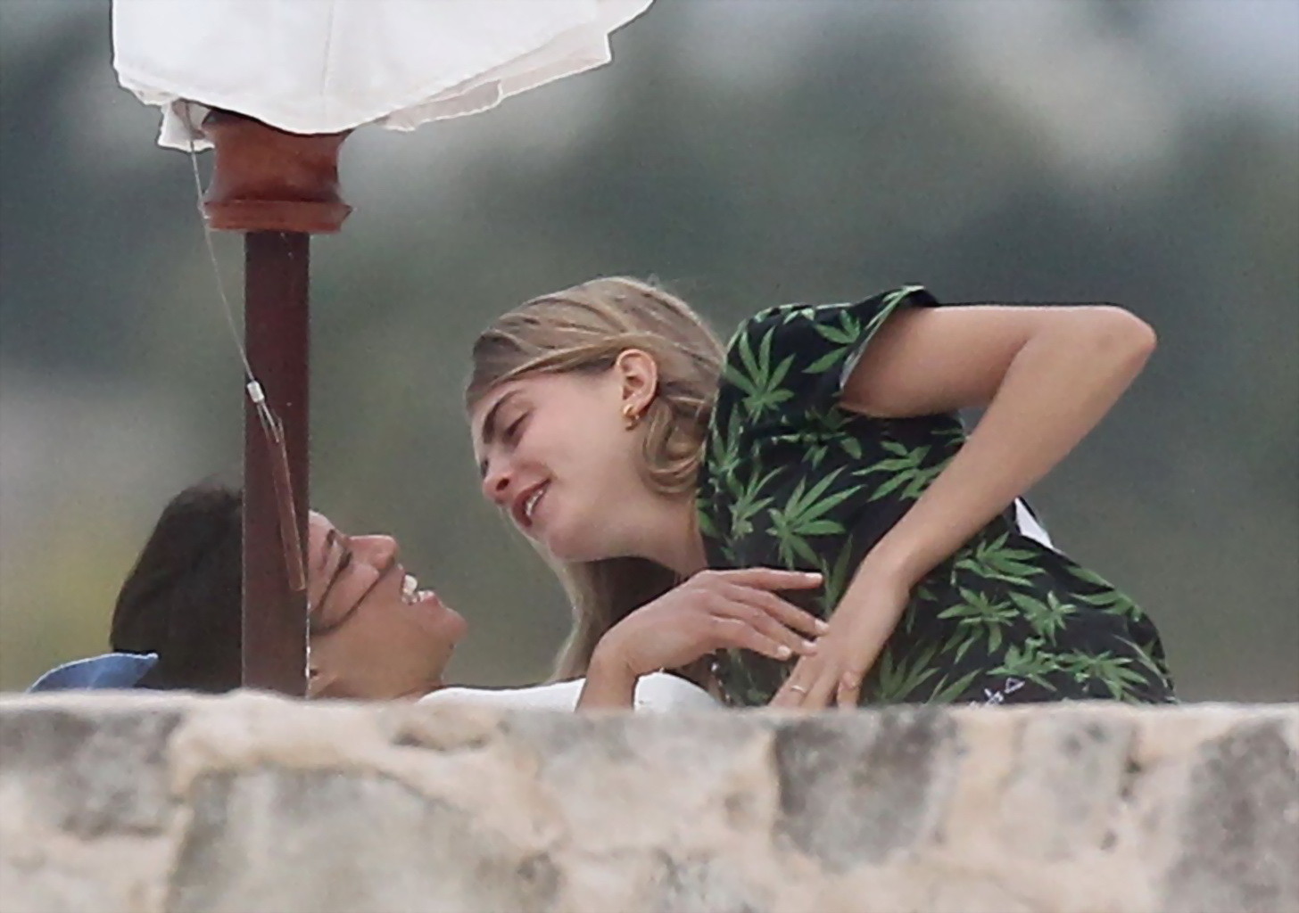 ミシェル・ロドリゲスとカーラ・デルヴィーニュがビーチで抱き合ったり、手を出したりしている様子
 #75200902
