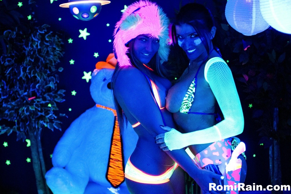 Romi rain y dani daniels lesbianas de luz negra 
 #72567187
