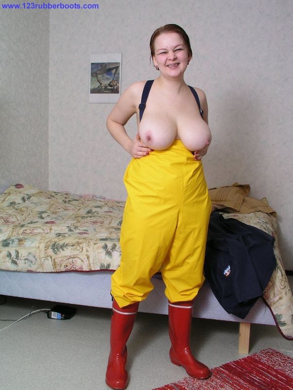 Mädchen mit großen Titten genießt ihre Gummiregenbekleidung
 #73287356