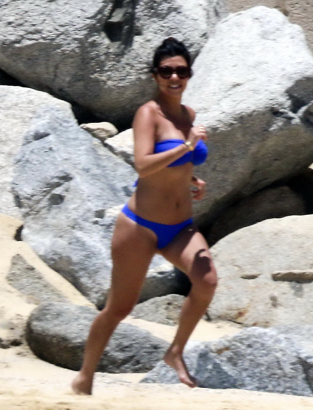 Kourtney Kardashian trägt einen blauen Schlauch-Bikini am Pool in Mexiko
 #75198600