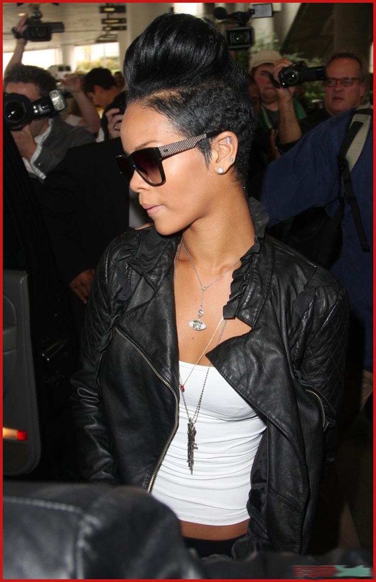 Rihanna shows her perky cleavage and naughty body #75393397