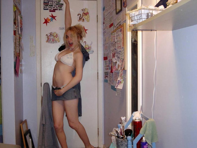 Amateur Blondine Freundin posiert nackt zu Hause
 #73884005