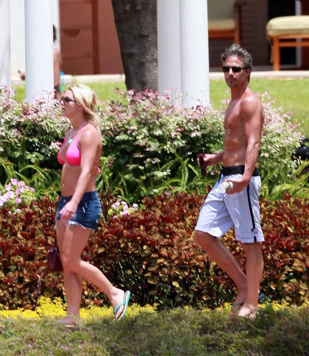 Britney spears enthüllt ihren tollen Körper und ihren schönen Arsch im rosa Bikini Paparazzi-Shootings
 #75335084