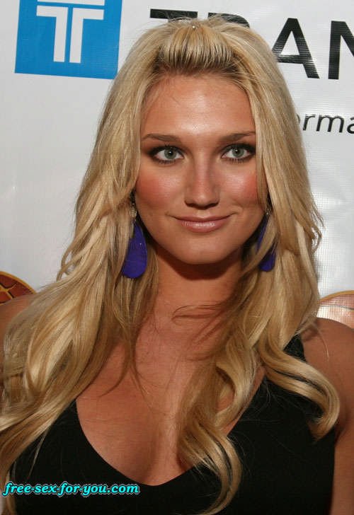 Brooke hogan abriendo las piernas y posando muy sexy en bikini
 #75420650