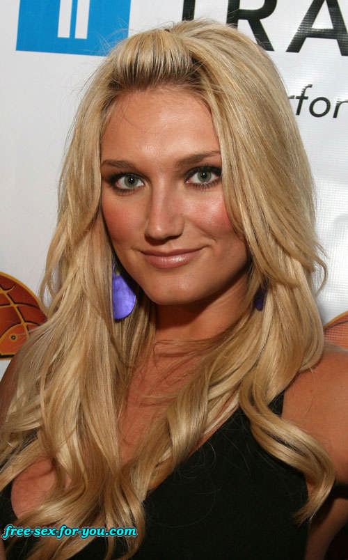 Brooke hogan abriendo las piernas y posando muy sexy en bikini
 #75420687