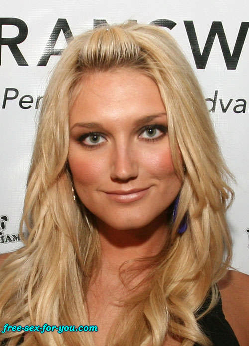 Brooke hogan abriendo las piernas y posando muy sexy en bikini
 #75420738