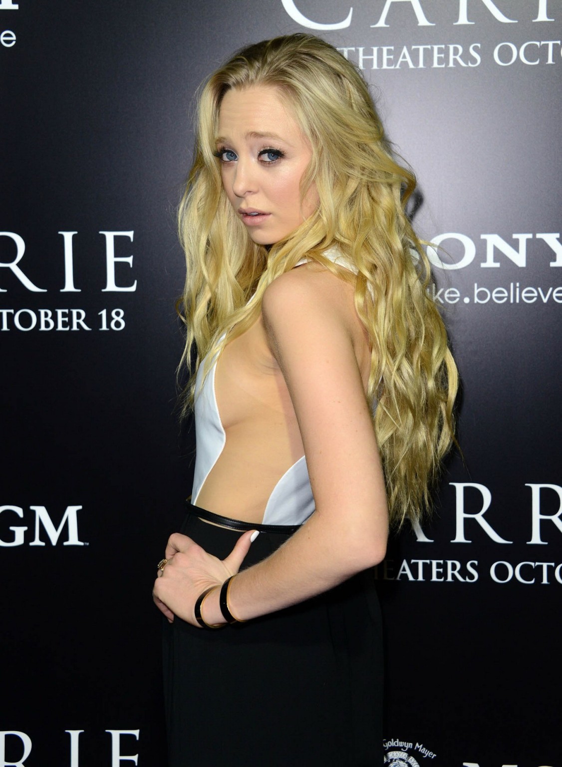 Portia doubleday sans soutien-gorge portant un haut blanc partiellement transparent et un pantalon noir.
 #75216402