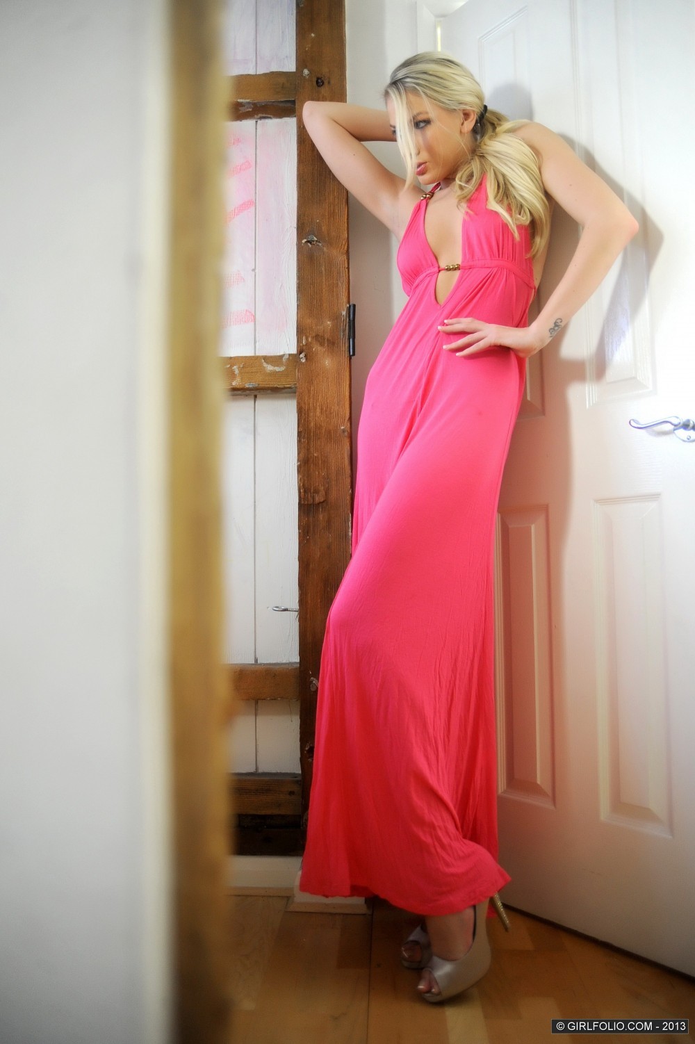 Danielle maye pose et se déshabille de son élégante robe de soirée rose
 #72580917