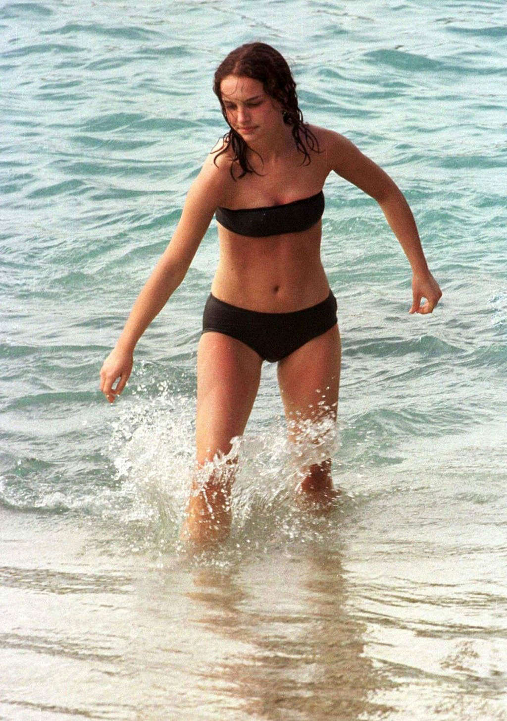 Natalie Portman che mostra il suo corpo in topless sulla spiaggia
 #75375611