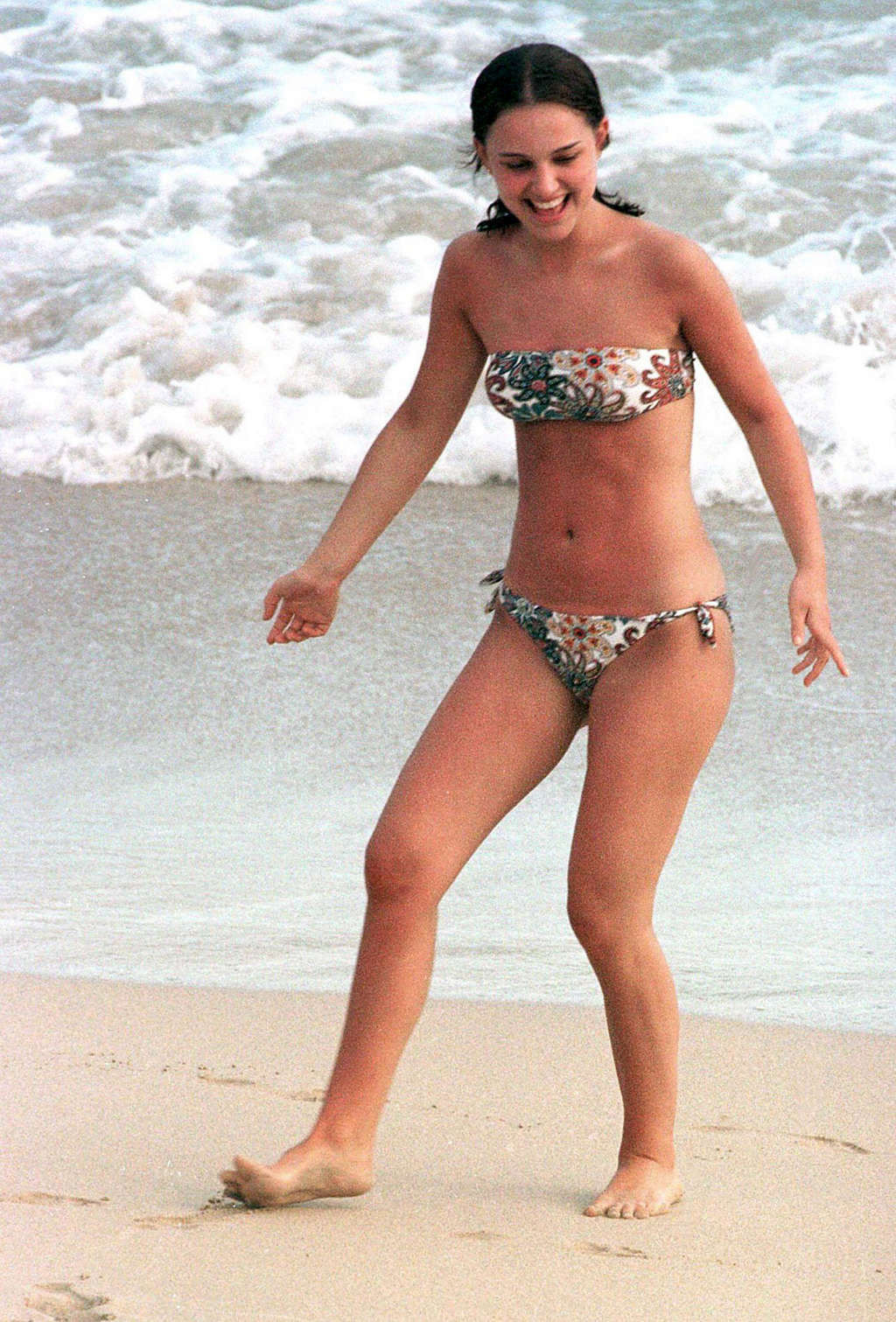 Natalie portman montrant son corps en topless sur la plage
 #75375653