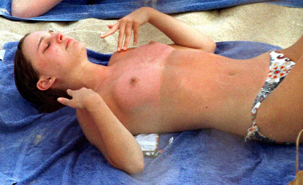 Natalie portman montrant son corps en topless sur la plage
 #75375736